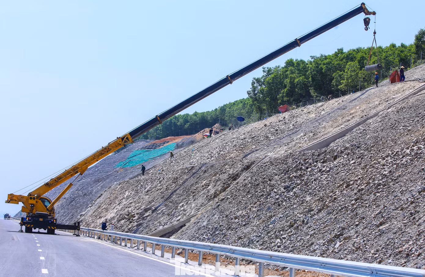 Các đơn vị thực hiện dự án đang gấp rút gia cố mái ta luy chống đá rơi bằng phương pháp đinh neo kết hợp lưới thép gia cố cường độ cao. Theo các nhà thầu thi công, do địa chất tại các quả đồi có khối lượng đá lớn cộng với việc thi công theo lối giật cấp, bơm vữa bê tông, tạo rãnh thoát nước nên không lo về sự cố sạt trượt khi mùa mưa lũ ập đến.