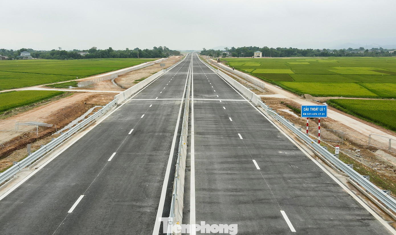 Công trình với 4 làn xe, mặt đường 17m đã được phân làn hoàn chỉnh cùng việc lắp đặt lưới chống lóa, biển báo giao thông, sơn chỉ vạch kẻ đường.