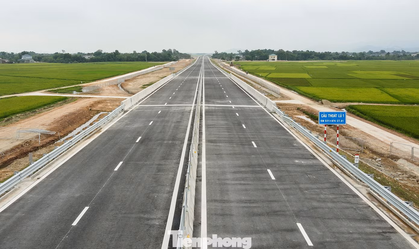 Công trình với 4 làn xe, mặt đường 17m đã được phân làn hoàn chỉnh cùng việc lắp đặt lưới chống lóa, biển báo giao thông, sơn chỉ vạch kẻ đường.
