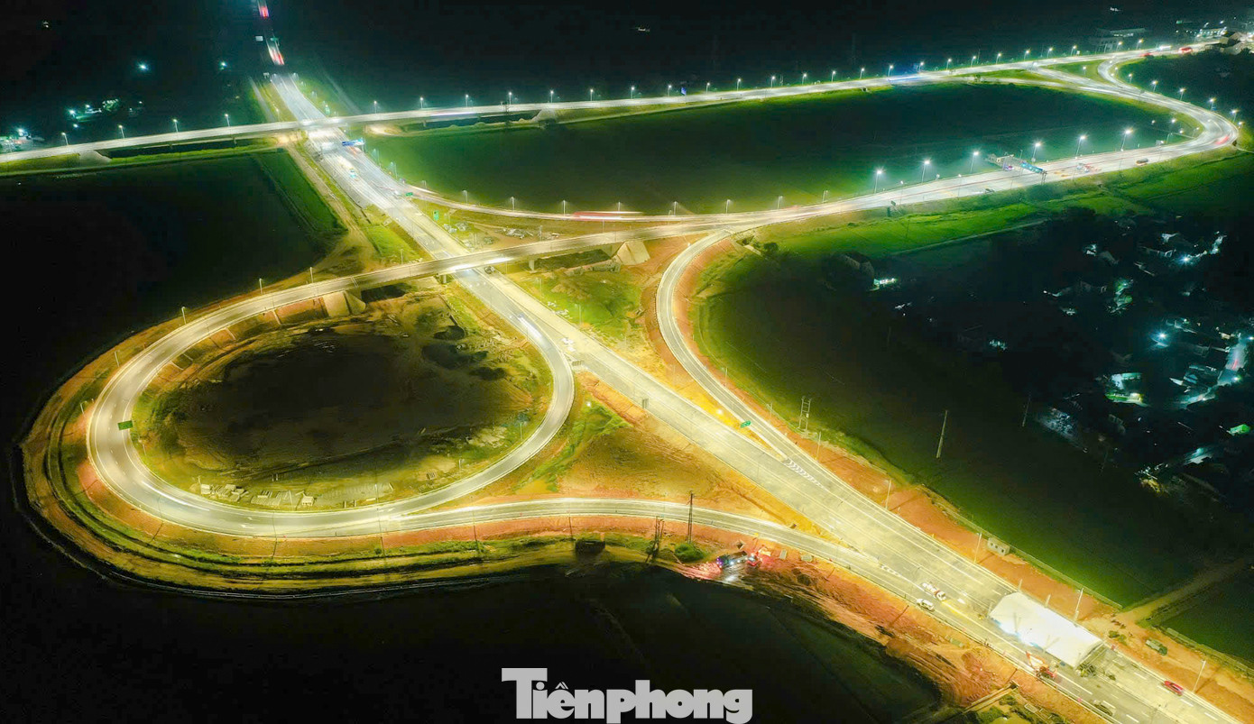 Hệ thống đèn chiếu sáng giao thông tại các nút giao, trên cầu vượt, điểm ra vào tuyến cao tốc đã dần hoàn thiện.