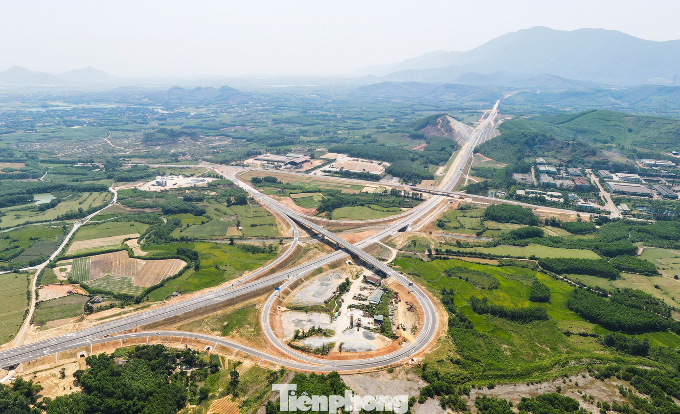 Vũng Áng - Bùng là dự án thành phần thứ 3 của cao tốc Bắc - Nam phía Đông giai đoạn 2021 - 2025 qua địa bàn Hà Tĩnh. Dự án khởi công tháng 1/2023, tổng mức đầu tư hơn 12.500 tỷ đồng do Ban QLDA 6 (Bộ GTVT) làm chủ đầu tư. Dự kiến công trình này sẽ đưa vào khai thác vào tháng 6 tới, đảm bảo liền mạch các tuyến cao tốc qua các tỉnh miền Trung. Trong hình là nút giao tại QL12C, là điểm kết thúc cao tốc Hàm Nghi – Vũng Áng và khớp nối cho cao tốc Vũng Áng – Bùng.