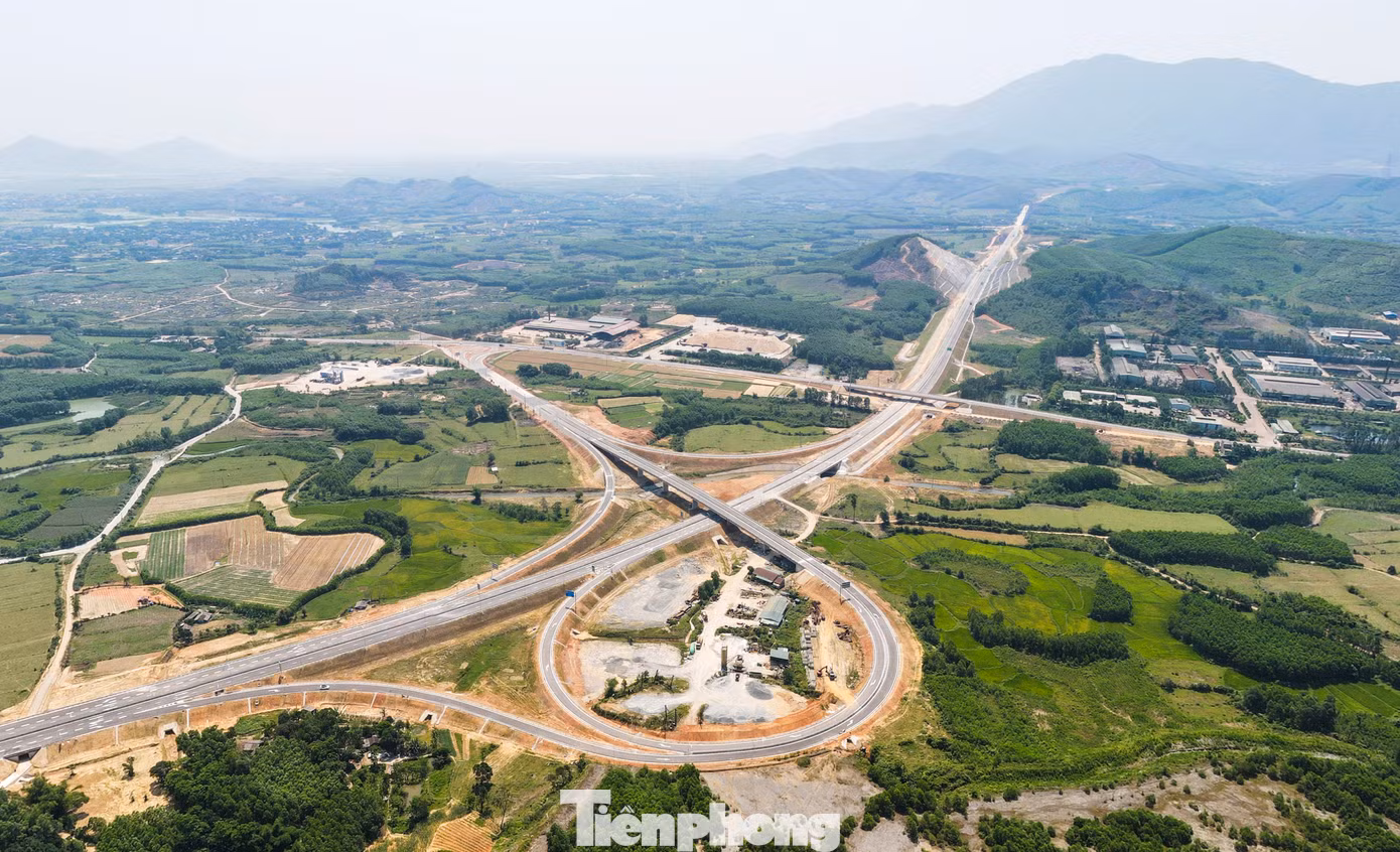 Vũng Áng - Bùng là dự án thành phần thứ 3 của cao tốc Bắc - Nam phía Đông giai đoạn 2021 - 2025 qua địa bàn Hà Tĩnh. Dự án khởi công tháng 1/2023, tổng mức đầu tư hơn 12.500 tỷ đồng do Ban QLDA 6 (Bộ GTVT) làm chủ đầu tư. Dự kiến công trình này sẽ đưa vào khai thác vào tháng 6 tới, đảm bảo liền mạch các tuyến cao tốc qua các tỉnh miền Trung. Trong hình là nút giao tại QL12C, là điểm kết thúc cao tốc Hàm Nghi – Vũng Áng và khớp nối cho cao tốc Vũng Áng – Bùng.