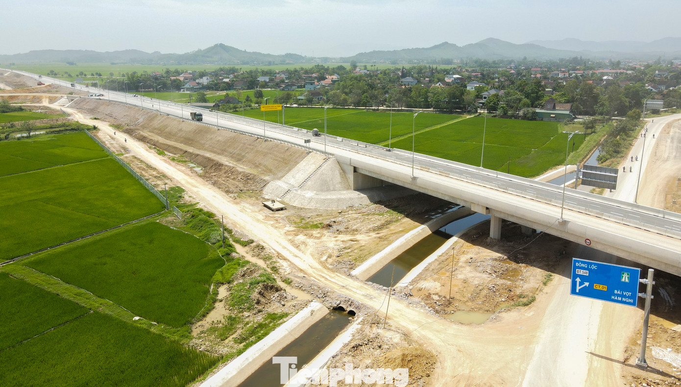 “Tuyến chính đơn vị đảm nhận thi công dài 13km đã cơ bản xong, hiện chỉ còn một vài phần việc cuối cùng đang được gấp rút hoàn thành, kịp khai thác theo kế hoạch đề ra”, đại diện Tổng Công ty 319 (Bộ Quốc phòng) thông tin.