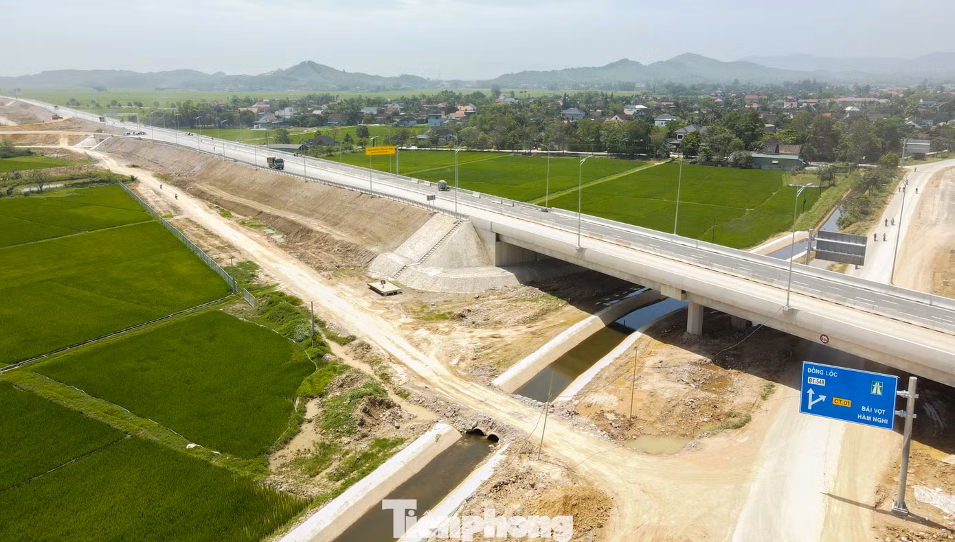 “Tuyến chính đơn vị đảm nhận thi công dài 13km đã cơ bản xong, hiện chỉ còn một vài phần việc cuối cùng đang được gấp rút hoàn thành, kịp khai thác theo kế hoạch đề ra”, đại diện Tổng Công ty 319 (Bộ Quốc phòng) thông tin.