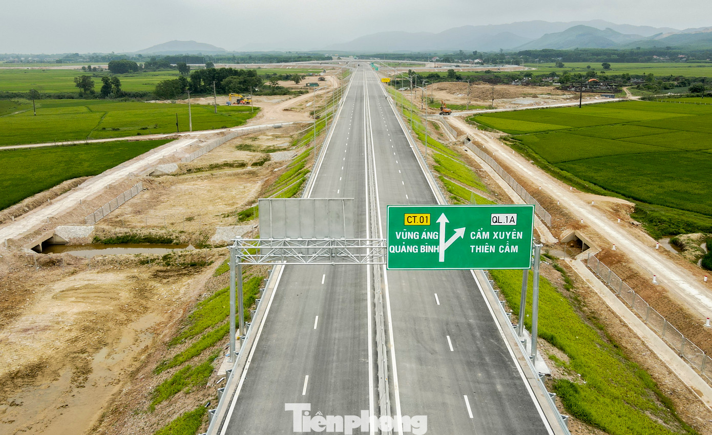 Ông Nguyễn Khắc Trung - Giám đốc điều hành dự án Hàm Nghi - Vũng Áng (Ban QLDA Thăng Long) cho hay, đến nay các hạng mục chính như nền, mặt đường, cầu cống, thoát nước, hộ lan, biển báo, sơn kẻ vạch… đã cơ bản hoàn thiện. Công tác vệ sinh, kiểm tra an toàn, hiệu chỉnh thiết bị đang được khẩn trương hoàn tất để đảm bảo đưa tuyến cao tốc vào khai thác đúng kế hoạch.