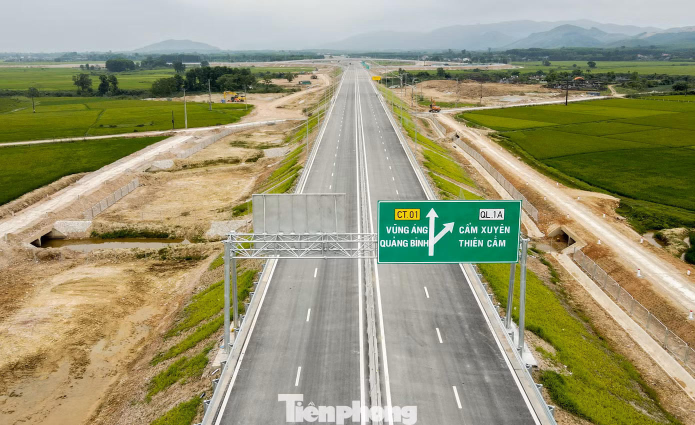 Ông Nguyễn Khắc Trung - Giám đốc điều hành dự án Hàm Nghi - Vũng Áng (Ban QLDA Thăng Long) cho hay, đến nay các hạng mục chính như nền, mặt đường, cầu cống, thoát nước, hộ lan, biển báo, sơn kẻ vạch… đã cơ bản hoàn thiện. Công tác vệ sinh, kiểm tra an toàn, hiệu chỉnh thiết bị đang được khẩn trương hoàn tất để đảm bảo đưa tuyến cao tốc vào khai thác đúng kế hoạch.