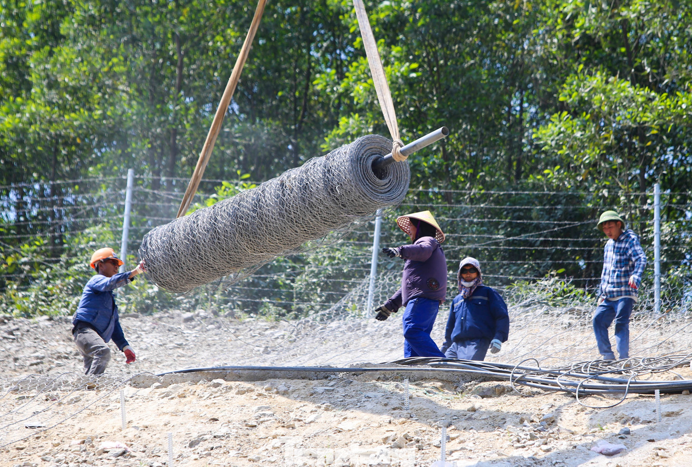Các đơn vị thực hiện dự án đang gấp rút gia cố mái ta luy chống đá rơi bằng phương pháp đinh neo kết hợp lưới thép gia cố cường độ cao. Theo các nhà thầu thi công, do địa chất tại các quả đồi có khối lượng đá lớn cộng với việc thi công theo lối giật cấp, bơm vữa bê tông, tạo rãnh thoát nước nên không lo về sự cố sạt trượt khi mùa mưa lũ ập đến.