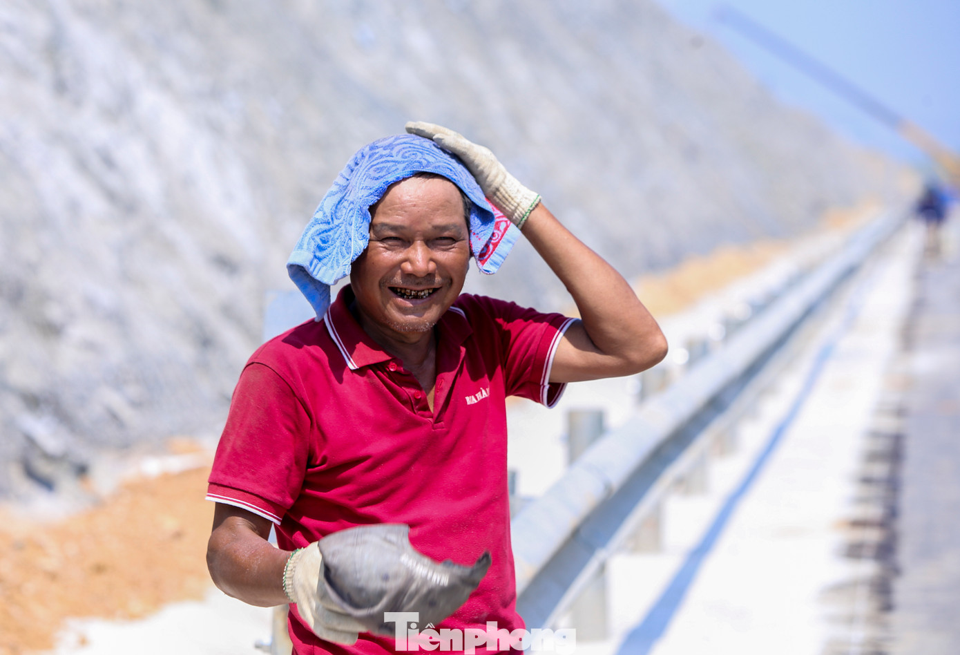 “Để tránh nắng nóng, các công nhân chúng tôi phải chủ động hơn, làm việc từ 5h sáng đến 10h30 sẽ nghỉ, buổi chiều cũng làm việc muộn hơn để sớm hoàn thiện các hạng mục được giao, đưa cao tốc vào sử dụng”, ông Lê Thanh Huần (62 tuổi, quê Nam Định), cho hay.