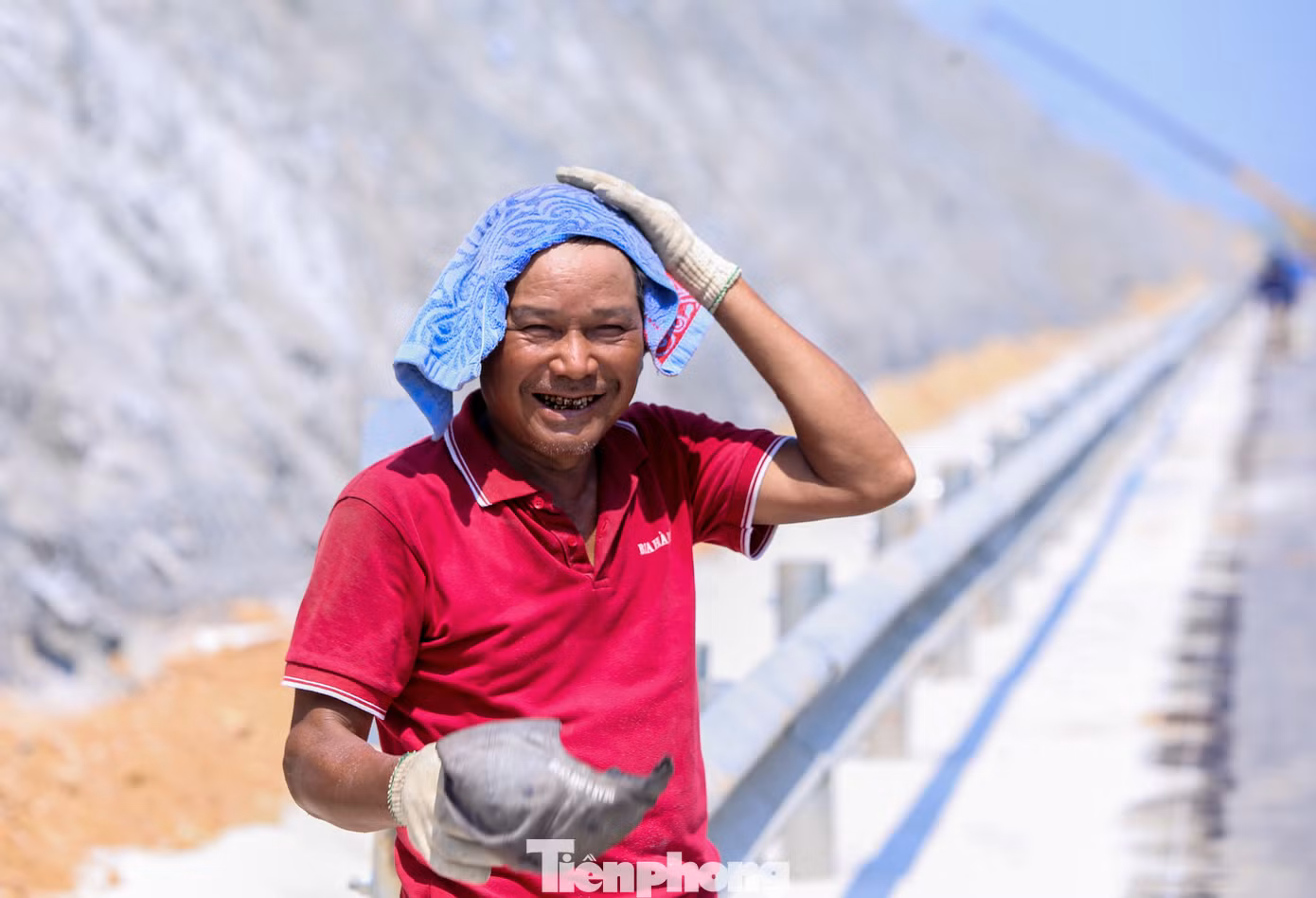 “Để tránh nắng nóng, các công nhân chúng tôi phải chủ động hơn, làm việc từ 5h sáng đến 10h30 sẽ nghỉ, buổi chiều cũng làm việc muộn hơn để sớm hoàn thiện các hạng mục được giao, đưa cao tốc vào sử dụng”, ông Lê Thanh Huần (62 tuổi, quê Nam Định), cho hay.
