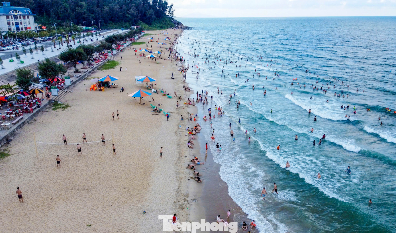 Với nền nhiệt dao động từ 30-32 độ C, trời nắng nhẹ nên kỳ nghỉ lễ 2/9 thuận lợi để người dân đi du lịch, nhất là tắm biển “giải nhiệt”.
