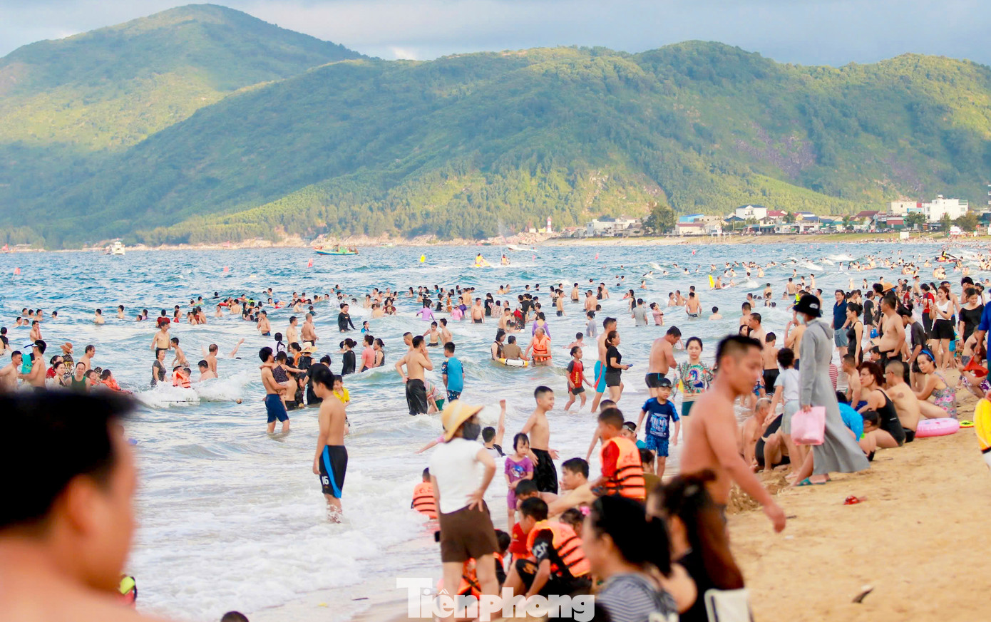 “Khu du lịch Thiên Cầm hiện có 26 khách sạn, nhà nghỉ với hơn 1.100 phòng lưu trú và 43 nhà hàng phục vụ ăn uống. Trong những ngày nghỉ lễ, lượng khách lưu trú đạt khoảng 80%, nhiều ngày khách sạn “cháy phòng””, lãnh đạo BQL Khu du lịch Thiên Cầm thông tin.