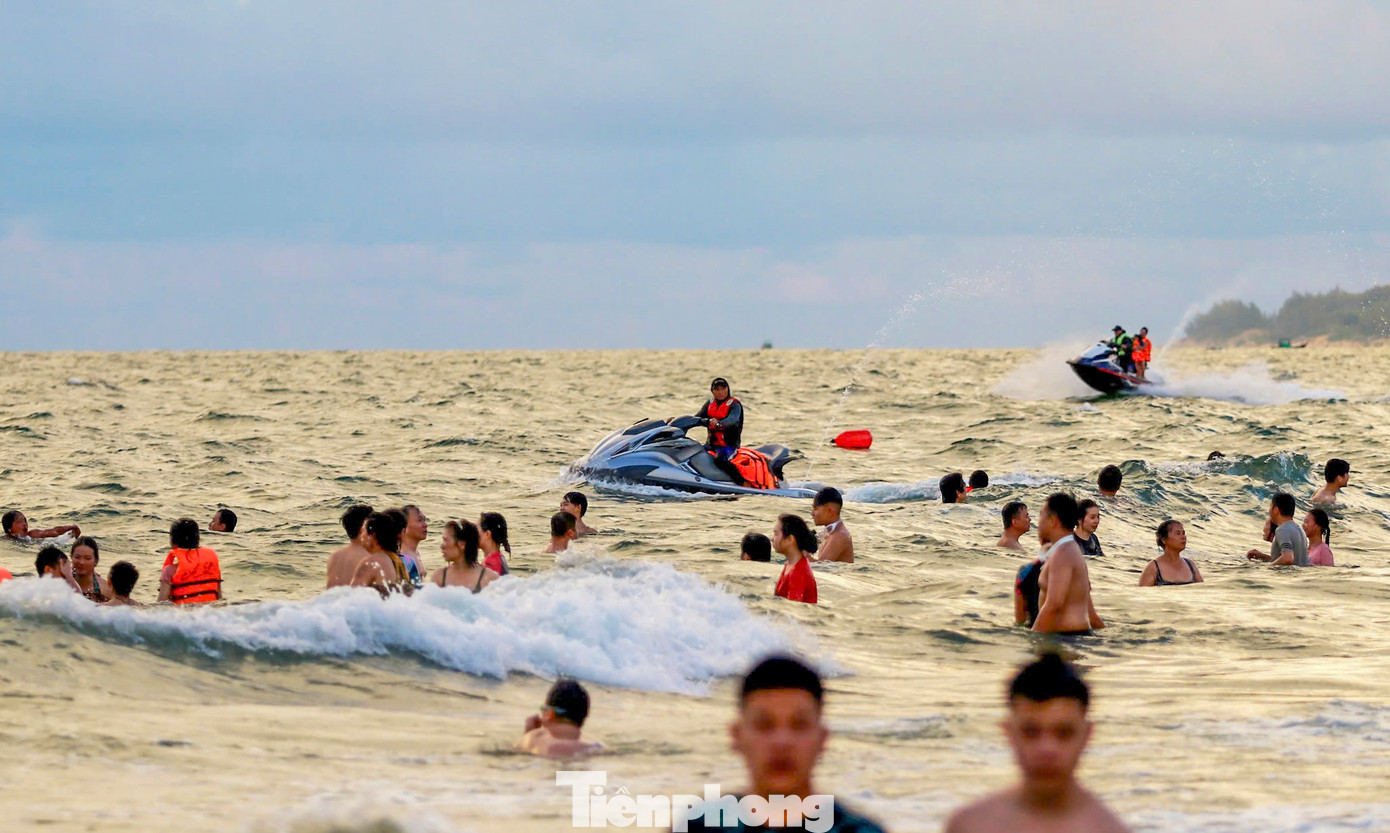 Du khách còn có thể trải nghiệm dịch vụ môtô nước với giá 300.000 đồng mỗi lượt.