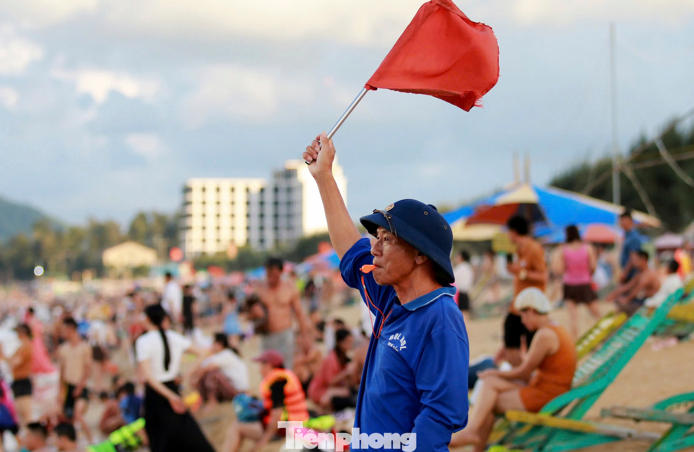 "Từ 5h-8h sáng và từ 15h-19h, tôi lại tới đây để làm công tác cứu hộ, cứu nạn trên biển Thiên Cầm. Những ngày lễ, du khách đến đông hơn thường ngày nên dù vất vả nhưng tôi cảm thấy rất vui", ông Nguyễn Tiến Hoàn - nhân viên BQL Khu du lịch Thiên Cầm - cho biết.