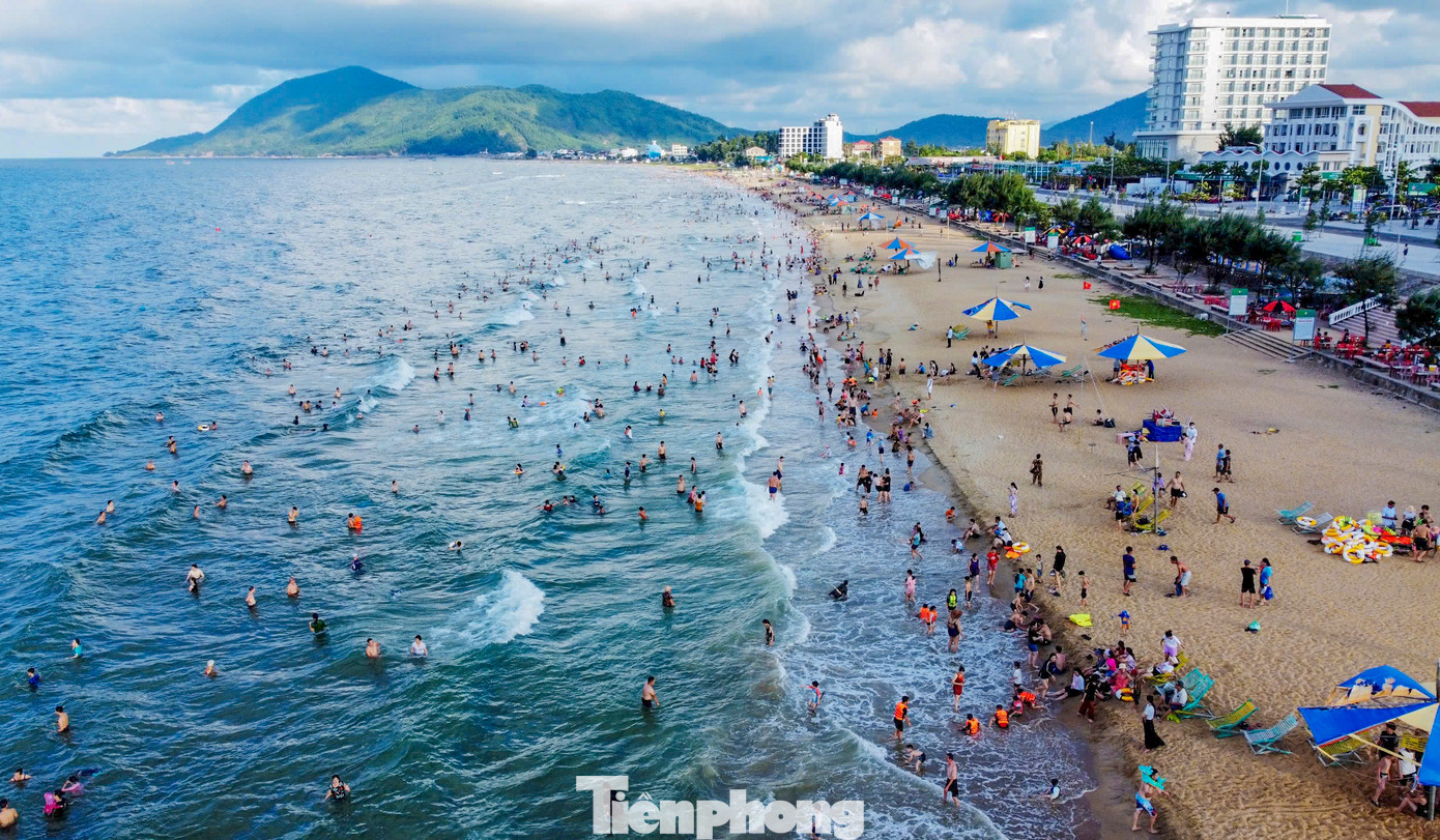 Theo BQL Khu du lịch Thiên Cầm, kỳ nghỉ lễ 2/9, thời tiết thuận lợi đã giúp biển Thiên Cầm thu hút khoảng 30.000 khách du lịch về tham quan, nghỉ dưỡng.
