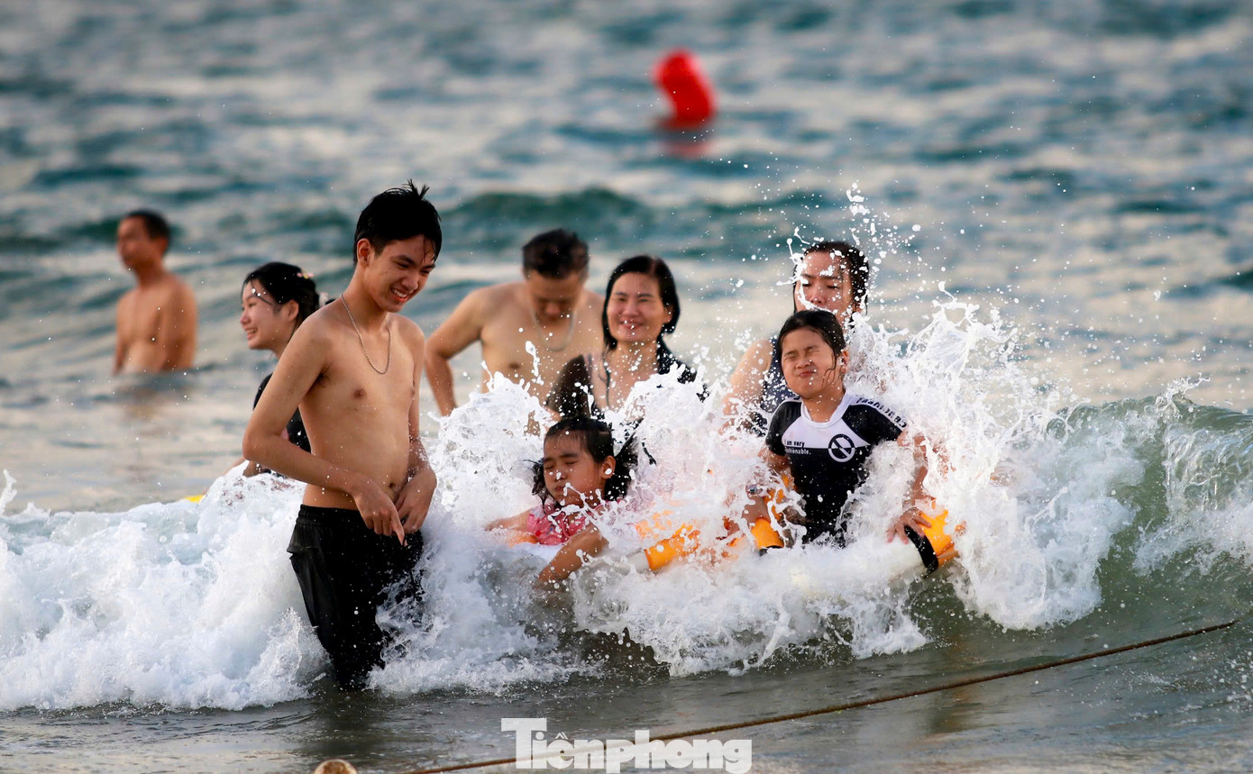 Với nền nhiệt dao động từ 30-32 độ C, trời nắng nhẹ nên kỳ nghỉ lễ 2/9 thuận lợi để người dân đi du lịch, nhất là tắm biển “giải nhiệt”.