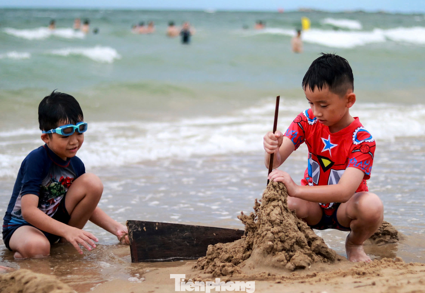 Các em nhỏ thích thú dựng lâu đài, nô đùa trên bãi cát phẳng và hòa mình vào làn nước biển cùng người lớn.