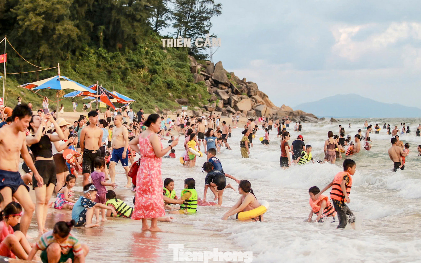 Chiều 3/9, ngày nghỉ cuối của dịp lễ Quốc khánh 2/9, hàng nghìn du khách vẫn đổ về bãi biển Thiên Cầm (thị trấn Thiên Cầm, huyện Cẩm Xuyên, Hà Tĩnh) tắm giải nhiệt, thưởng thức hải sản.