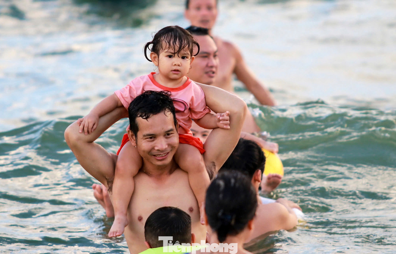 “Nghỉ lễ tôi không đi chơi đâu xa mà chọn đưa gia đình đến các bãi biển tắm mát rồi thưởng thức hải sản. Kỳ nghỉ năm nay thời tiết quá đẹp, mát mẻ”, anh Quốc Huy (44 tuổi) cho hay. Trong hình, các em nhỏ thỏa thích vui chơi cùng bố mẹ.