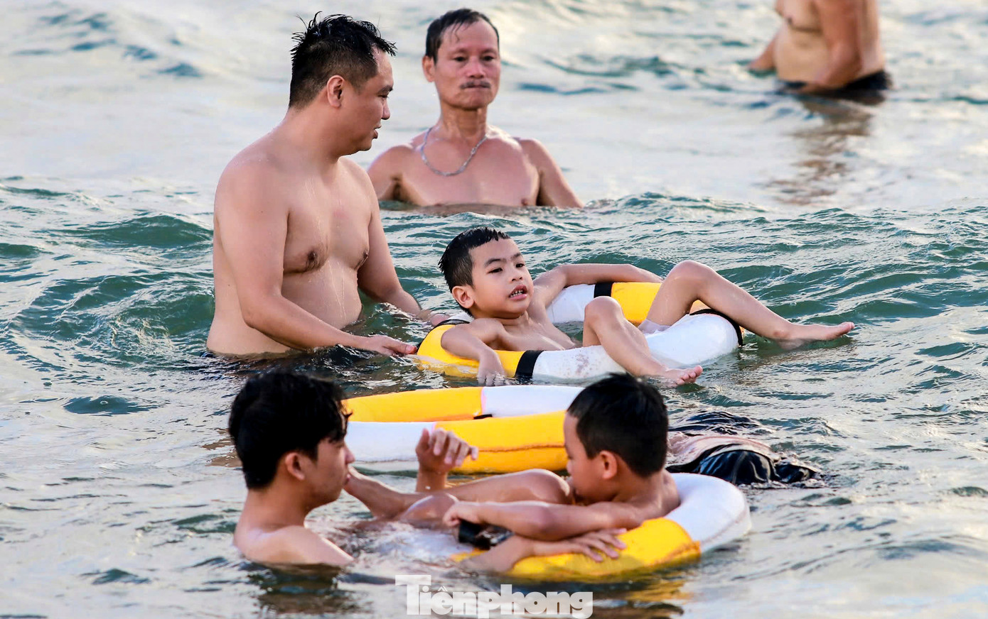Các em nhỏ khi tắm biển đều có sự giám sát của người lớn.
