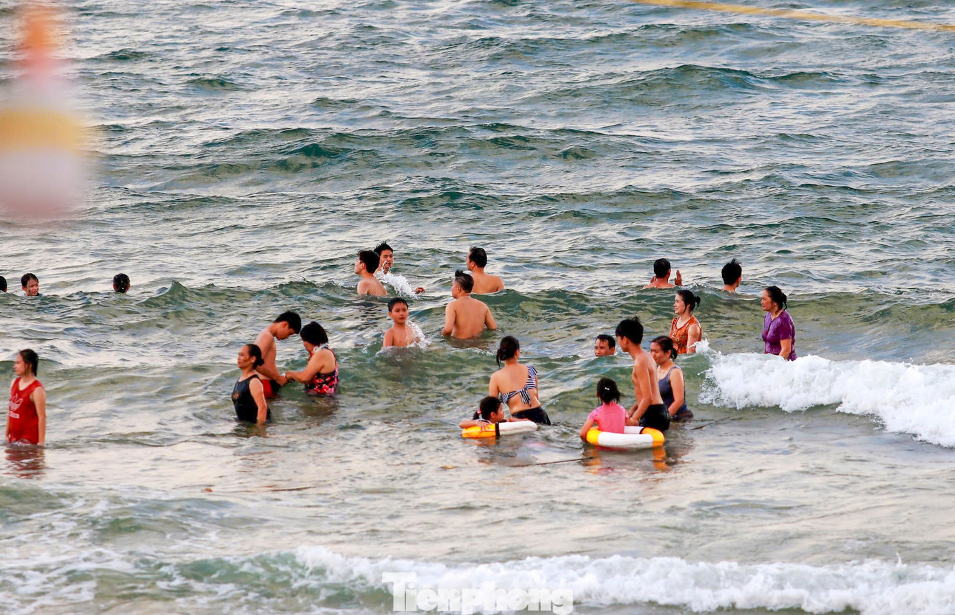 Với nền nhiệt dao động từ 30-32 độ C, trời nắng nhẹ nên kỳ nghỉ lễ 2/9 thuận lợi để người dân đi du lịch, nhất là tắm biển “giải nhiệt”.