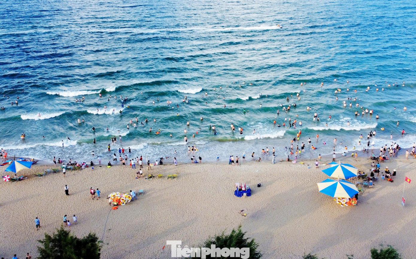 Khoảng 16h, khi nắng nóng dần dịu bớt, hàng nghìn người phủ kín bãi biển Thiên Cầm. Trên bờ biển dài hơn 3km với bãi cát phẳng, làn nước trong xanh, sạch sẽ, du khách thỏa thích hòa mình với làn nước mát lạnh.