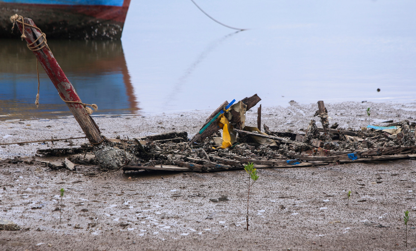 Ông Bùi Tuấn Sơn, Giám đốc Ban Quản lý các cảng cá và khu neo đậu tránh trú bão tàu cá Hà Tĩnh cho biết, việc xác tàu hư hỏng nằm chất đống dọc cửa sông, nơi neo đậu tàu thuyền sẽ khiến việc lưu thông, neo đậu và tránh trú tàu thuyền của người dân gặp khó, nhất là sắp vào mùa mưa bão. “Ở các khu neo đậu, với các xác tàu hư hỏng, đơn vị đã yêu cầu chủ tàu tháo dỡ, di dời. Còn dọc luồng lạch, cửa sông, chính quyền địa phương và ngành chức năng cũng phối hợp kiểm tra, xử lý sớm các xác tàu để đảm bảo lưu thông”, ông Sơn nói.