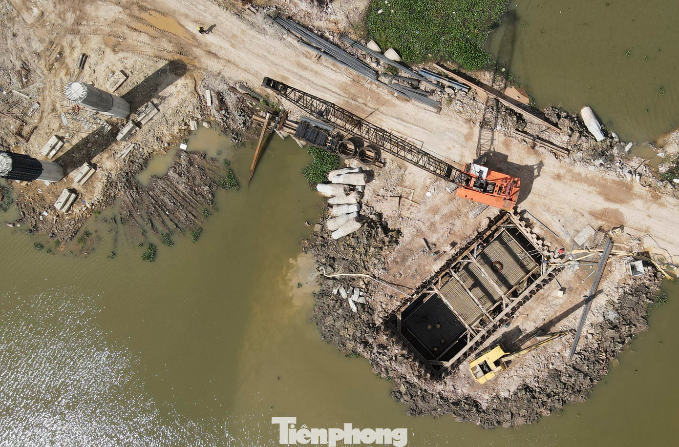 Ông Ngô Văn Thuấn – Phó chỉ huy trưởng thuộc Tổng Công ty 319 cho biết, đơn vị phụ trách thi công gần 14 km đoạn cao tốc Bãi Vọt - Hàm Nghi. Hiện, mặt đường đang được đơn vị cho đắp, gia cố nền, đạt khoảng 50% giá trị khối lượng, trong đó một số vị trí đã vượt tiến độ. Dự kiến trước mùa mưa năm nay, phần nền của tuyến sẽ xong để triển khai các hạng mục khác.