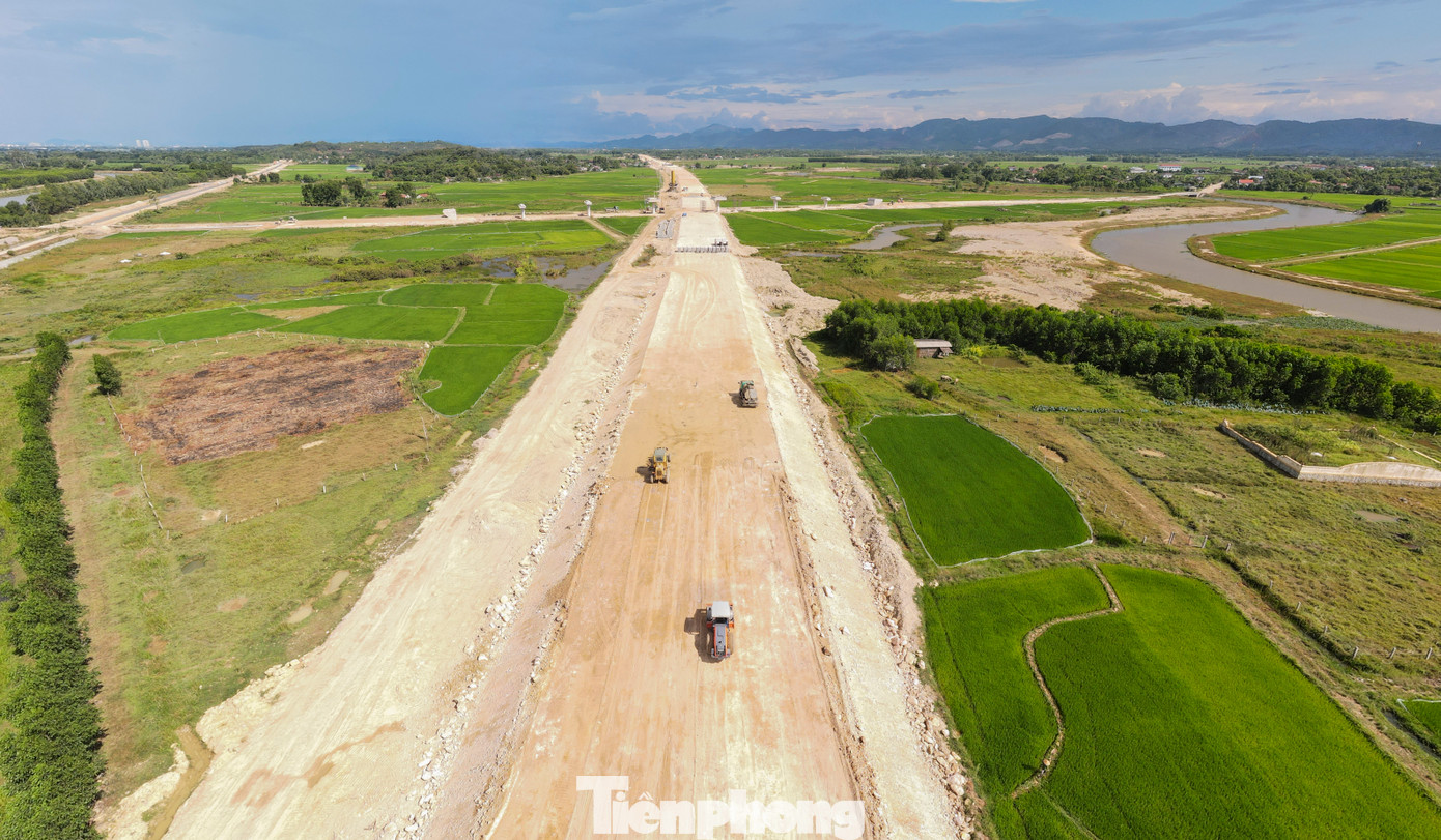 Đoạn tuyến Bãi Vọt – Hàm Nghi dài hơn 35 km, dự kiến đến 30/06/2025 sẽ hoàn thành (sớm hơn 3 tháng so với hợp đồng). Vậy nên, tiến độ công trình đang được các nhà thầu đẩy nhanh. Trong hình, nền đường được nhà thầu huy động máy lu rung gia cố, kiểm tra độ lún trong quá trình thi công.