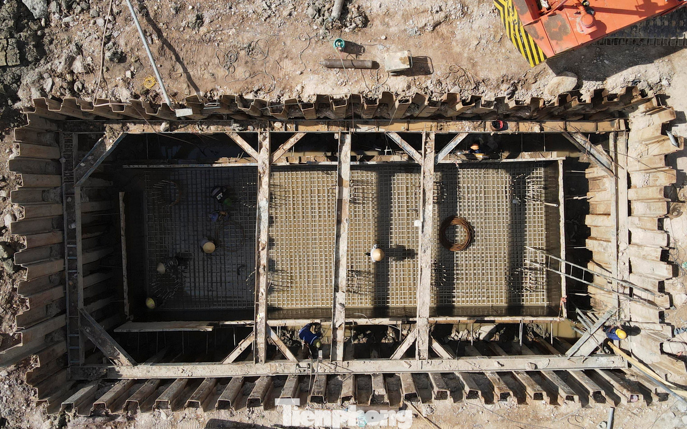 Công nhân vượt nắng thi công các mố cầu vượt sông.