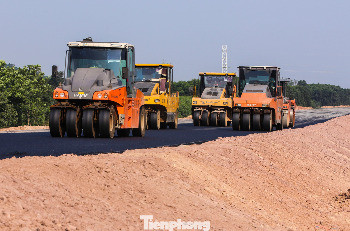 Ông Nguyễn Toàn Quân – Phó chỉ huy trưởng Doanh nghiệp xây dựng Xuân Trường cho biết, đến nay đơn vị này đã hoàn thành rải thảm 7km. “Theo kế hoạch, đến 31/12/2025 đơn vị hoàn thành bàn giao công trình song dự kiến đến cuối năm nay sẽ hoàn thành 90% dự án. Hiện đơn vị huy động hơn 300 xe, máy cùng gần 500 cán bộ công nhân, kỹ sư làm việc ngày đêm trên công trường để đảm bảo tiến độ”, ông Quân nói.
