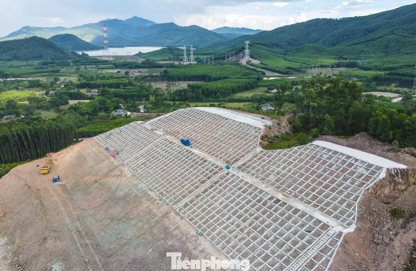 Nhà thầu gia cố mái taluy để đảm bảo an toàn trong quá trình vận hành, sử dụng.