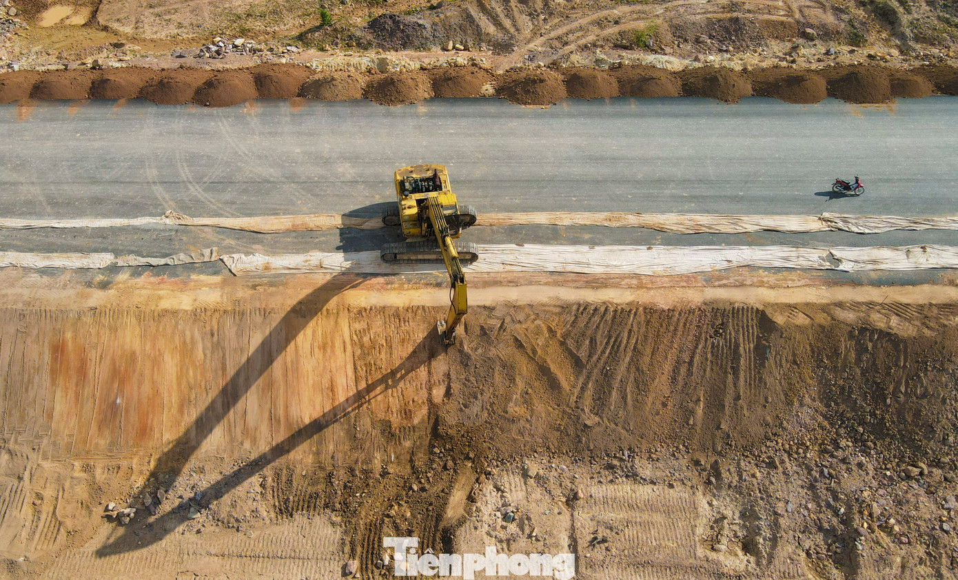 Các vị trí đã rải thảm được đắp mái, trồng cỏ và thực hiện các công đoạn hoàn thành.