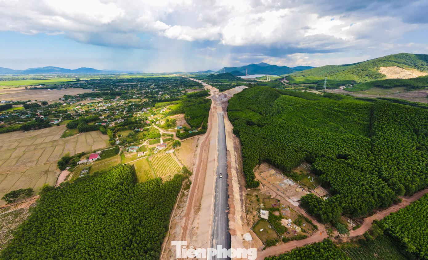 Dự án đường bộ cao tốc Bắc - Nam qua Hà Tĩnh dài hơn 100 km với 3 dự án thành phần gồm Bãi Vọt - Hàm Nghi, Hàm Nghi - Vũng Áng và Vũng Áng - Bùng đi qua các 6 huyện, thị.