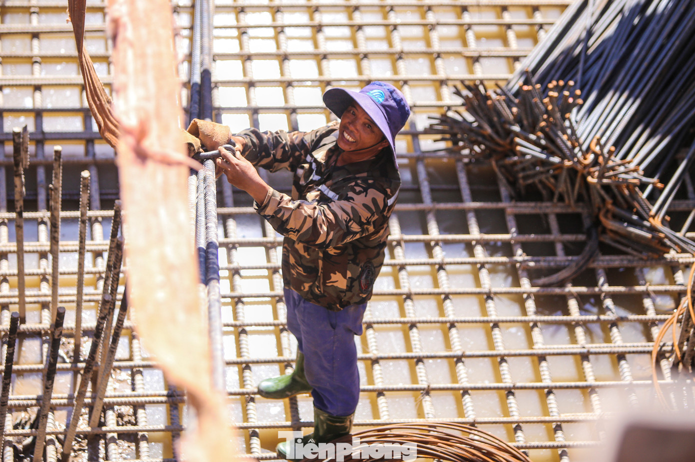 Trên công trường các hạng mục dự án thành phần, hàng trăm cán bộ, kỹ sư, công nhân các nhà thầu vẫn miệt mài làm việc theo tinh thần “3 ca, 4 kíp”.