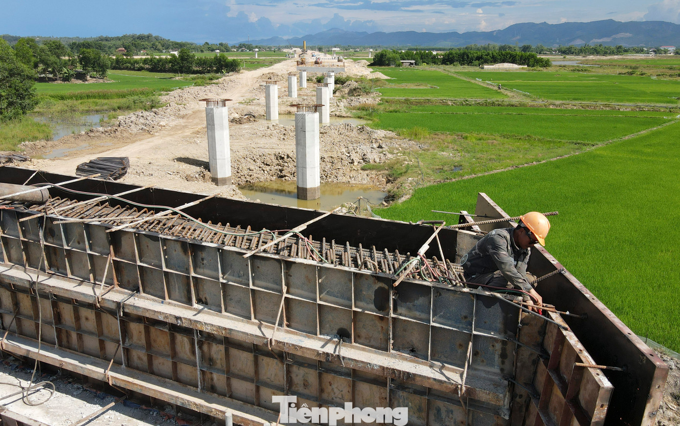 Trên công trường các hạng mục dự án thành phần, hàng trăm cán bộ, kỹ sư, công nhân các nhà thầu vẫn miệt mài làm việc theo tinh thần “3 ca, 4 kíp”.