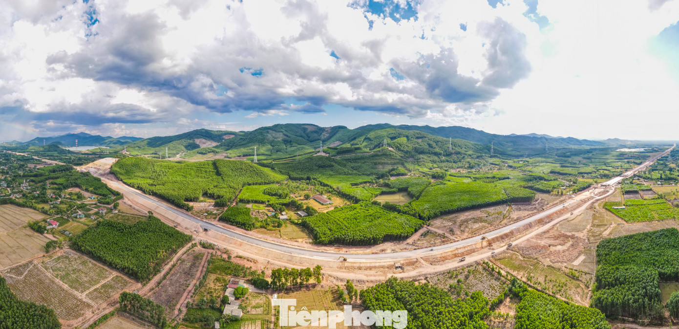 Những ngày này, dù nắng nóng gay gắt nhưng trên công trường dự án cao tốc Bắc - Nam phía Đông giai đoạn 2021 - 2025 qua Hà Tĩnh, hàng trăm cán bộ, kỹ sư, công nhân các nhà thầu vẫn miệt mài làm việc.