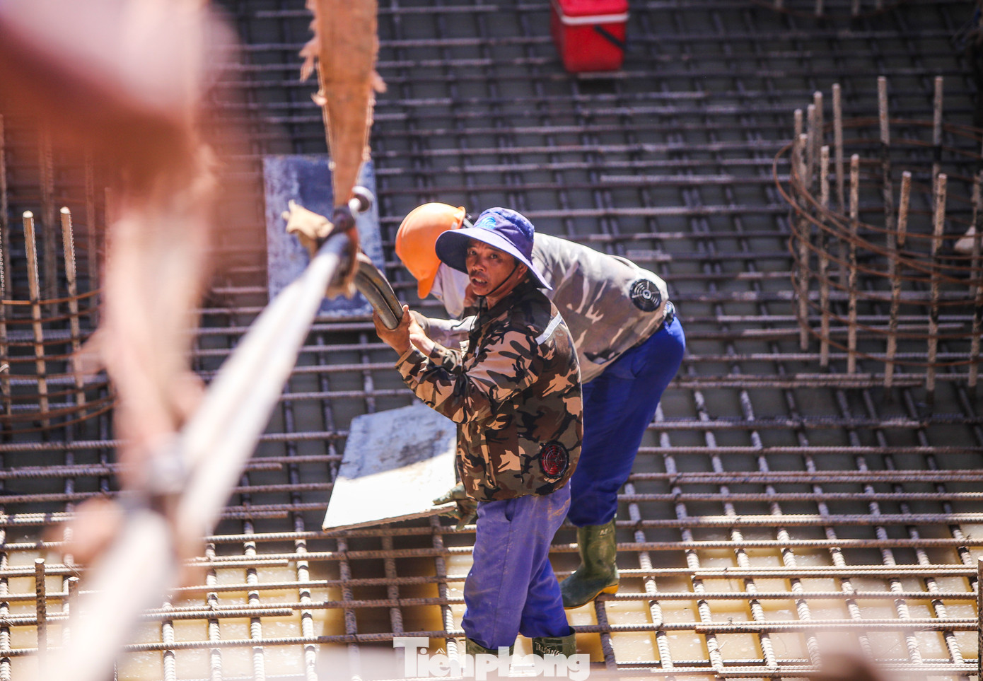 “Dù nắng nóng song các công nhân đều cố gắng làm việc để đảm bảo tiến độ công ty đề ra. Để tránh nắng nóng, anh em phải làm việc từ sáng sớm và nghỉ vào tối muộn để bù thời gian nghỉ trưa&quot;, công nhân Lê Tuấn (49 tuổi) cho hay.