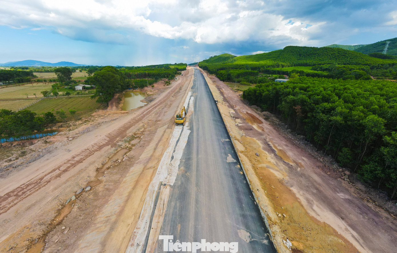 Ông Nguyễn Toàn Quân – Phó chỉ huy trưởng Doanh nghiệp xây dựng Xuân Trường cho biết, đến nay đơn vị này đã hoàn thành rải thảm 7km. “Theo kế hoạch, đến 31/12/2025 đơn vị hoàn thành bàn giao công trình song dự kiến đến cuối năm nay sẽ hoàn thành 90% dự án. Hiện đơn vị huy động hơn 300 xe, máy cùng gần 500 cán bộ công nhân, kỹ sư làm việc ngày đêm trên công trường để đảm bảo tiến độ”, ông Quân nói.