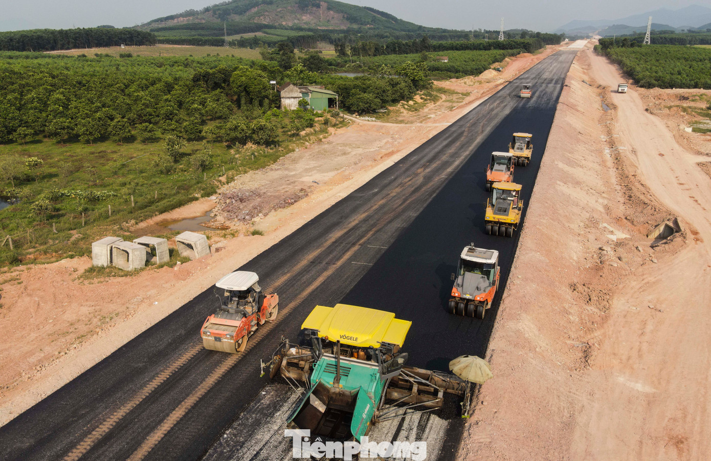 Ông Nguyễn Toàn Quân – Phó chỉ huy trưởng Doanh nghiệp xây dựng Xuân Trường cho biết, đến nay đơn vị này đã hoàn thành rải thảm 7km. “Theo kế hoạch, đến 31/12/2025 đơn vị hoàn thành bàn giao công trình song dự kiến đến cuối năm nay sẽ hoàn thành 90% dự án. Hiện đơn vị huy động hơn 300 xe, máy cùng gần 500 cán bộ công nhân, kỹ sư làm việc ngày đêm trên công trường để đảm bảo tiến độ”, ông Quân nói.