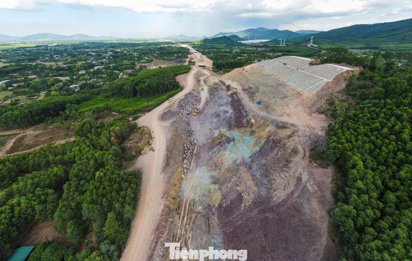 Những ngọn đồi cao qua xã Cẩm Thịnh (huyện Cẩm Xuyên) thuộc đoạn tuyến dự án được nhà thầu đào múc, vận chuyển vật liệu đắp các vị trí khác trên tuyến.