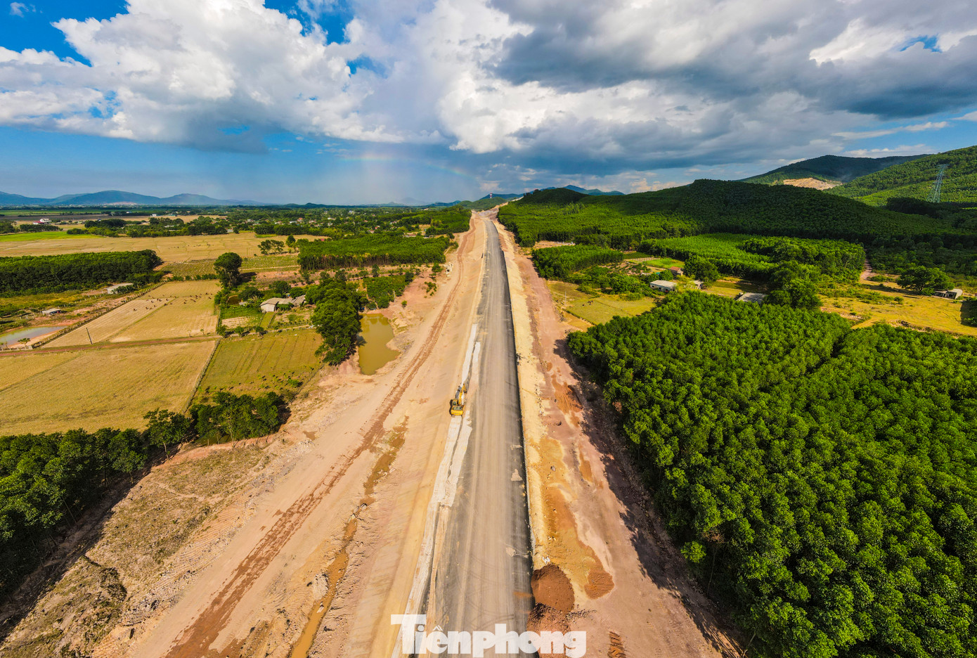 Tại gói thầu 11-XL dự án thành phần đoạn Hàm Nghi - Vũng Áng, Doanh nghiệp xây dựng Xuân Trường đang tăng tốc triển khai thảm những lớp bê tông nhựa rỗng mặt đường.