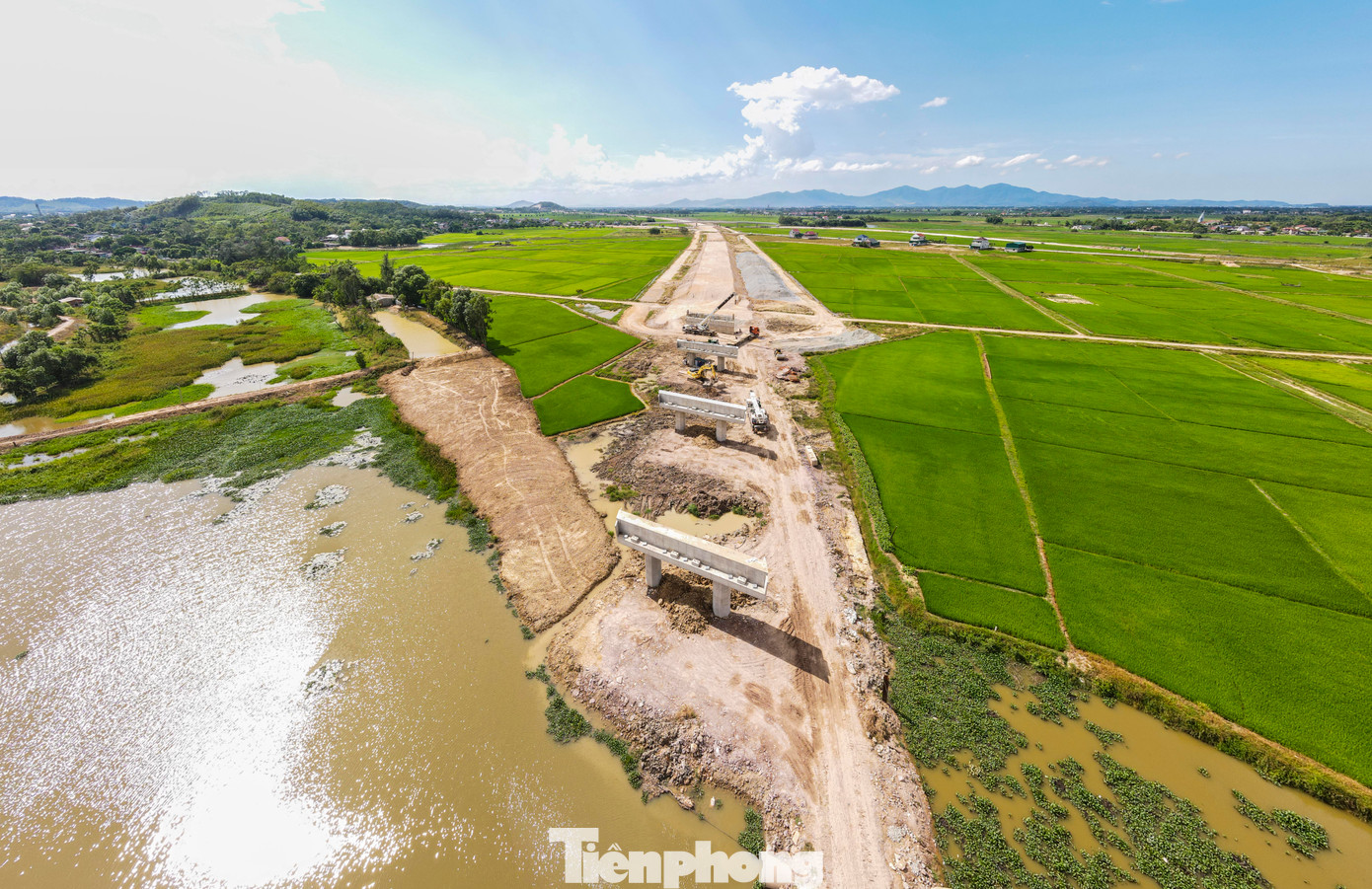 Tại vị trí cầu vượt sông Già thuộc gói thầu XL11 - dự án thành phần cao tốc Bãi Vọt - Hàm Nghi qua xã Sơn Lộc, huyện Can Lộc (Hà Tĩnh), Tổng Công ty 319 - Bộ Quốc phòng đang dựng các mố, trụ cầu.