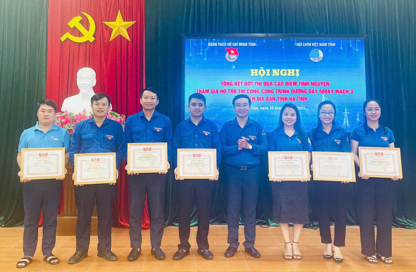 Tỉnh Đoàn Hà Tĩnh trao bằng khen của BCH T.Ư Đoàn cho 13 tập thể có thành tích xuất sắc cùng bằng khen của Tỉnh Đoàn cho cá nhân, tập thể trong triển khai thực hiện Đợt thi đua cao điểm tình nguyện tham gia hỗ trợ thi công công trình đường dây 500kV mạch 3.
