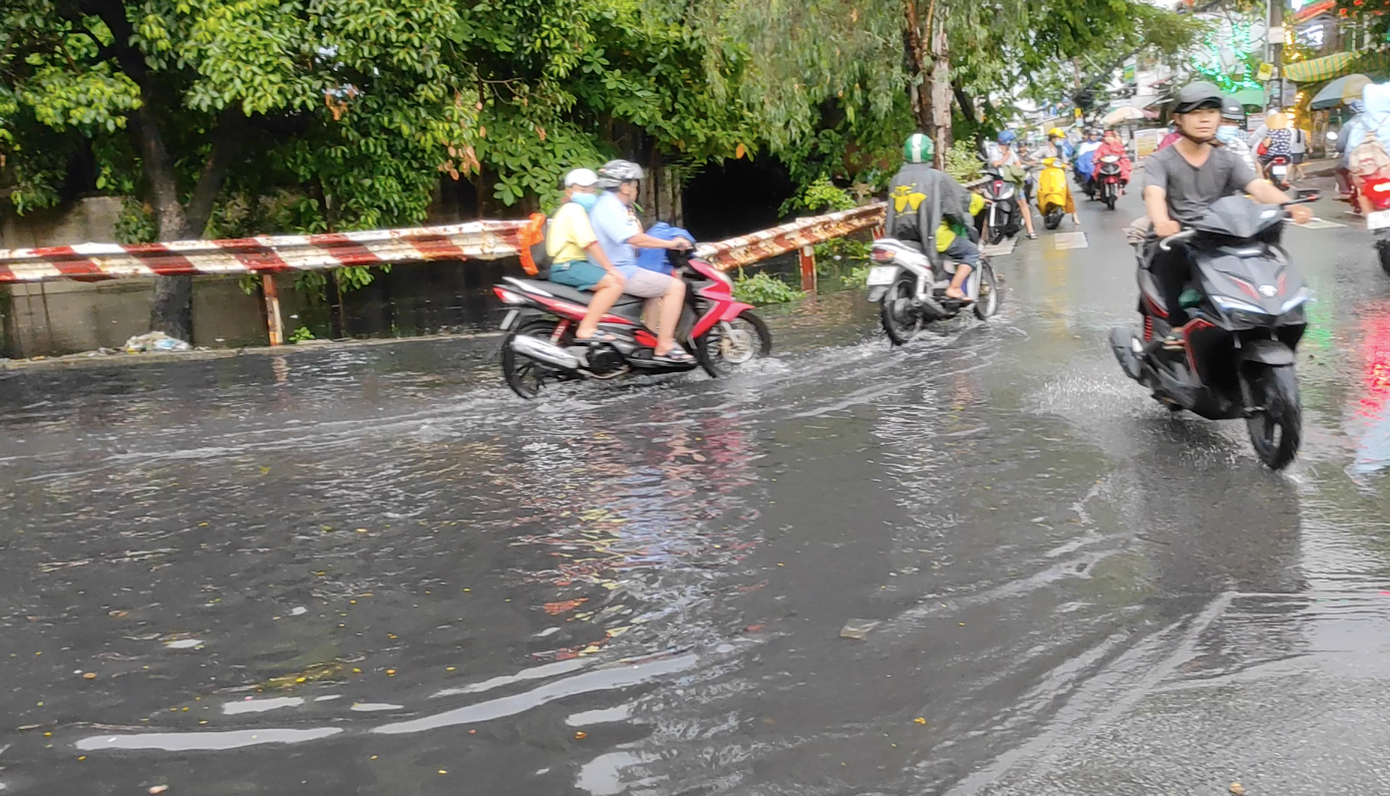 Con kênh dọc đường này dâng cao làm đoạn đường này bị ngập. Đến hơn 18h, mây đen vẫn bao phủ kín cả cửa ngõ phía Tây TP HCM chưa có dấu hiệu dừng mưa. Giao thông kẹt cứng do đường ngập. Theo dự báo của đài khí tượng thuỷ văn Nam Bộ mây giông trên khu vực Campuchia cũng đang phát triển mạnh, vùng phản hồi này ít di chuyển và đang gây ra mưa giông cho TP HCM và một số tỉnh miền tây. Trình duyệt của bạn không hỗ trợ hiển thị video.