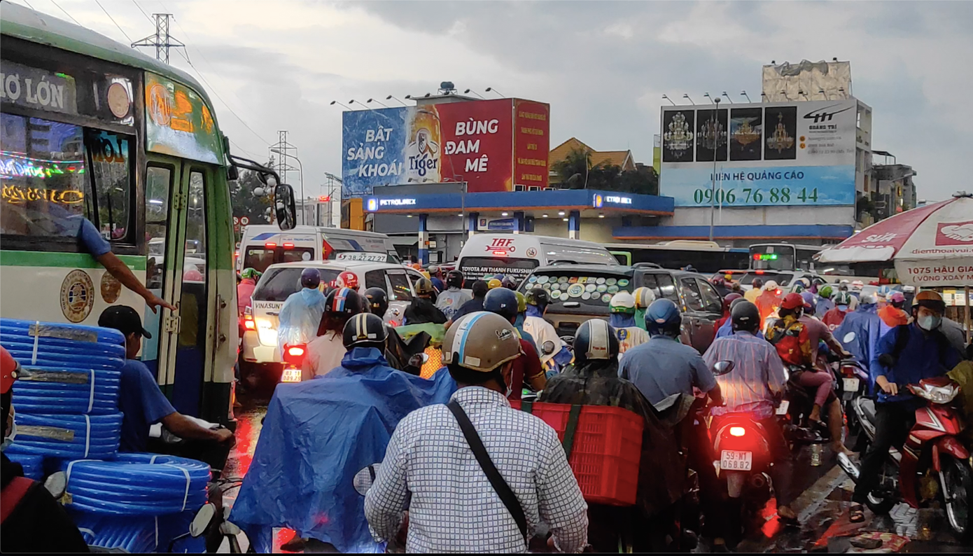 Đường Số 1 và Số 7 đoạn giao An Dương Vương, Q.Bình Tân cũng bị ngập sâu do lượng mưa lớn không thể thoát nước kịp. Rất nhiều phương tiện buộc phải lội qua dòng nước để về nhà, cả đoạn đường qua đây bị kẹt cứng. Một con hẻm nằm trên đường Kinh Dương Vương cũng bị ngập sâu, người dân phải lội bộ dắt xe vào nhà. Đường Phan Anh, Tô Hiệu (Q.Tân Phú), cũng bị ngập sâu do nước kênh dâng cao bất, các chủ phương tiện buộc phải tìm đường khác về nhà. Con kênh dọc đường này dâng cao làm đoạn đường này bị ngập. Đến hơn 18h, mây đen vẫn bao phủ kín cả cửa ngõ phía Tây TP HCM chưa có dấu hiệu dừng mưa. Giao thông kẹt cứng do đường ngập. Theo dự báo của đài khí tượng thuỷ văn Nam Bộ mây giông trên khu vực Campuchia cũng đang phát triển mạnh, vùng phản hồi này ít di chuyển và đang gây ra mưa giông cho TP HCM và một số tỉnh miền tây. Trình duyệt của bạn không hỗ trợ hiển thị video.
