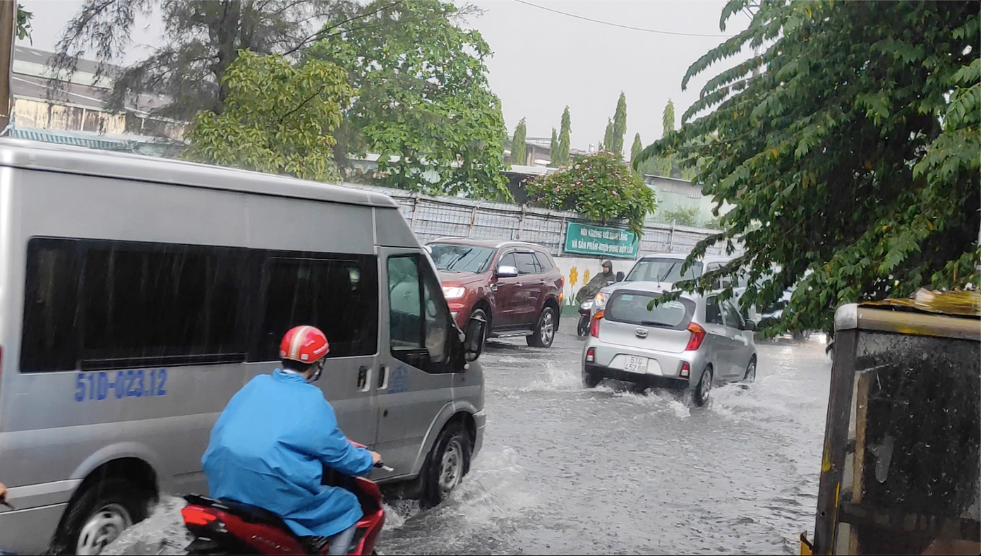 Đường Số 1 và Số 7 đoạn giao An Dương Vương, Q.Bình Tân cũng bị ngập sâu do lượng mưa lớn không thể thoát nước kịp.