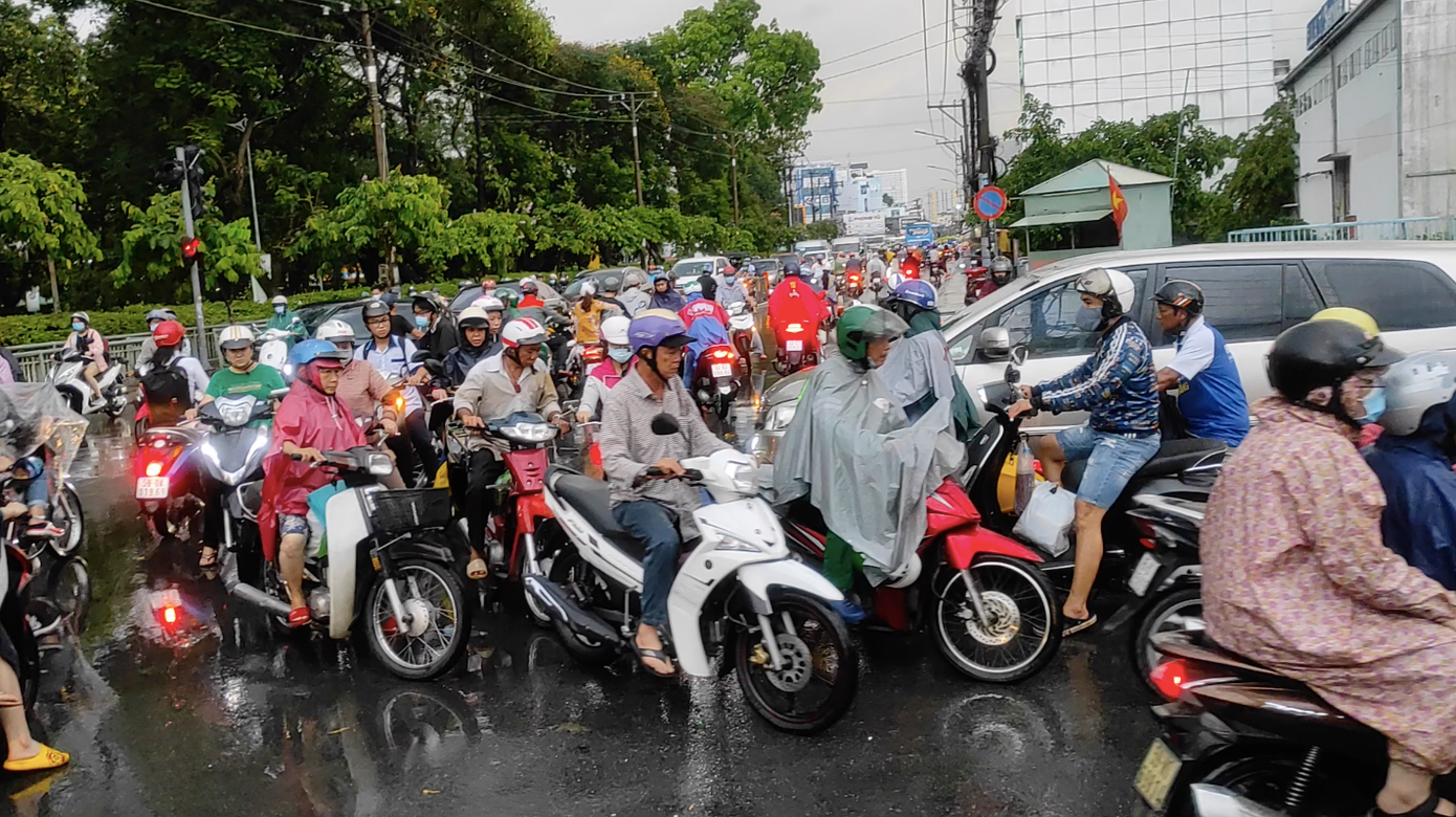 Giao thông kẹt cứng do đường ngập. Theo dự báo của đài khí tượng thuỷ văn Nam Bộ mây giông trên khu vực Campuchia cũng đang phát triển mạnh, vùng phản hồi này ít di chuyển và đang gây ra mưa giông cho TP HCM và một số tỉnh miền tây. Trình duyệt của bạn không hỗ trợ hiển thị video.