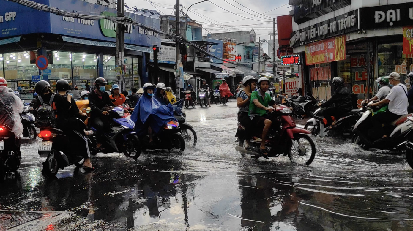 Theo dự báo của đài khí tượng thuỷ văn Nam Bộ mây giông trên khu vực Campuchia cũng đang phát triển mạnh, vùng phản hồi này ít di chuyển và đang gây ra mưa giông cho TP HCM và một số tỉnh miền tây. Trình duyệt của bạn không hỗ trợ hiển thị video.