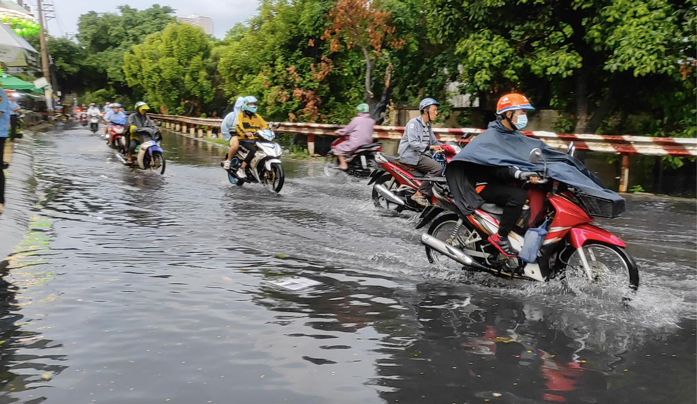 Đường Phan Anh, Tô Hiệu (Q.Tân Phú), cũng bị ngập sâu do nước kênh dâng cao bất, các chủ phương tiện buộc phải tìm đường khác về nhà.