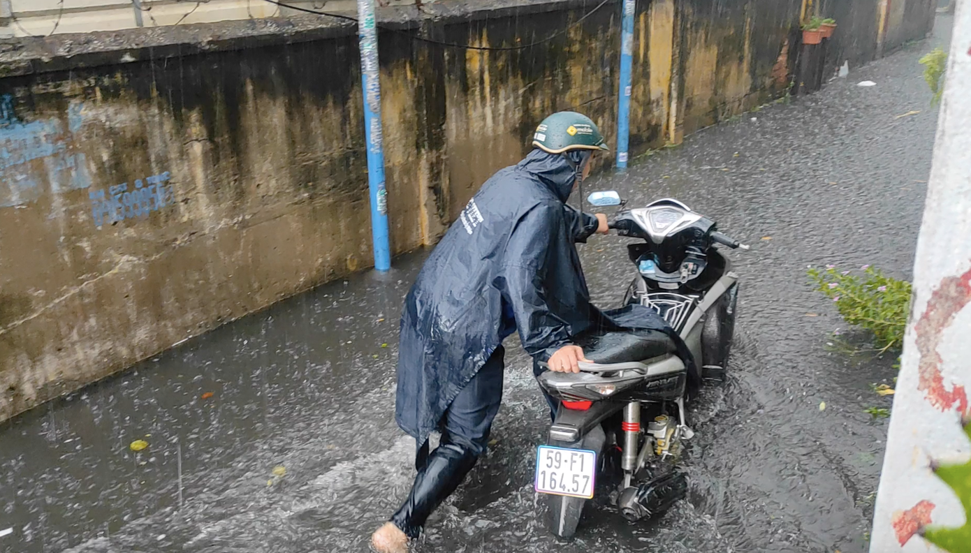 Một con hẻm nằm trên đường Kinh Dương Vương cũng bị ngập sâu, người dân phải lội bộ dắt xe vào nhà. Đường Phan Anh, Tô Hiệu (Q.Tân Phú), cũng bị ngập sâu do nước kênh dâng cao bất, các chủ phương tiện buộc phải tìm đường khác về nhà. Con kênh dọc đường này dâng cao làm đoạn đường này bị ngập. Đến hơn 18h, mây đen vẫn bao phủ kín cả cửa ngõ phía Tây TP HCM chưa có dấu hiệu dừng mưa. Giao thông kẹt cứng do đường ngập. Theo dự báo của đài khí tượng thuỷ văn Nam Bộ mây giông trên khu vực Campuchia cũng đang phát triển mạnh, vùng phản hồi này ít di chuyển và đang gây ra mưa giông cho TP HCM và một số tỉnh miền tây. Trình duyệt của bạn không hỗ trợ hiển thị video.